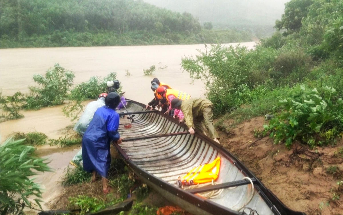 Triển khai phương án tìm kiếm người mất tích do lũ cuốn.