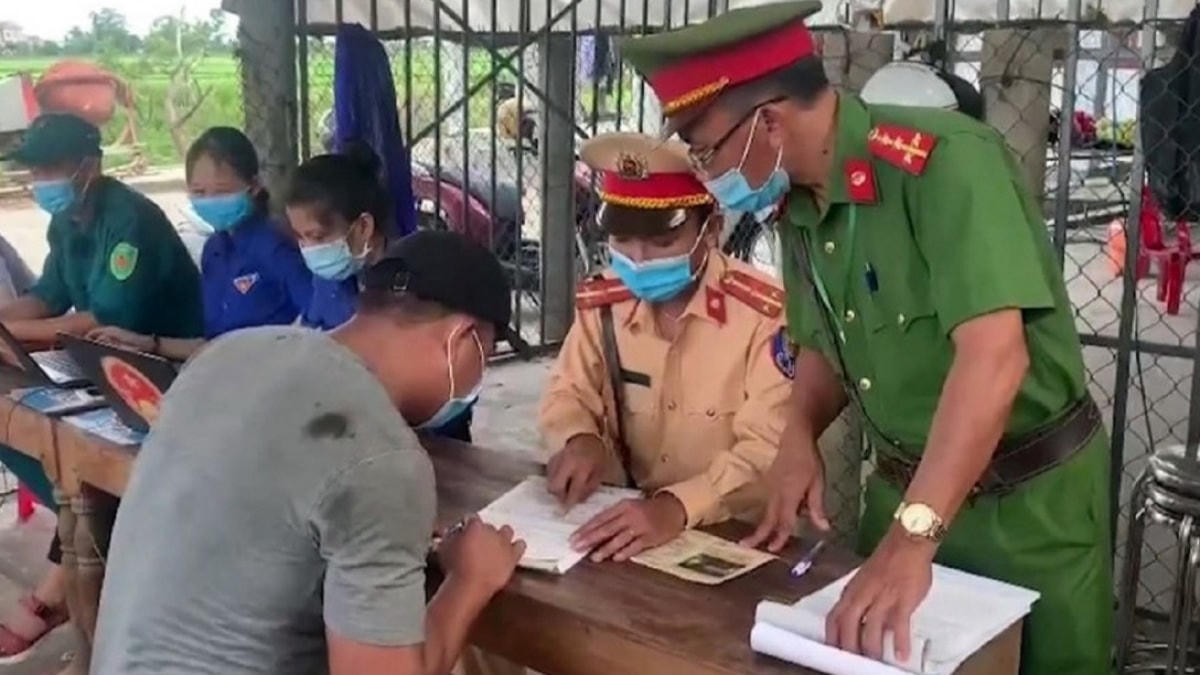Công an làm việc với lái xe vi phạm.
