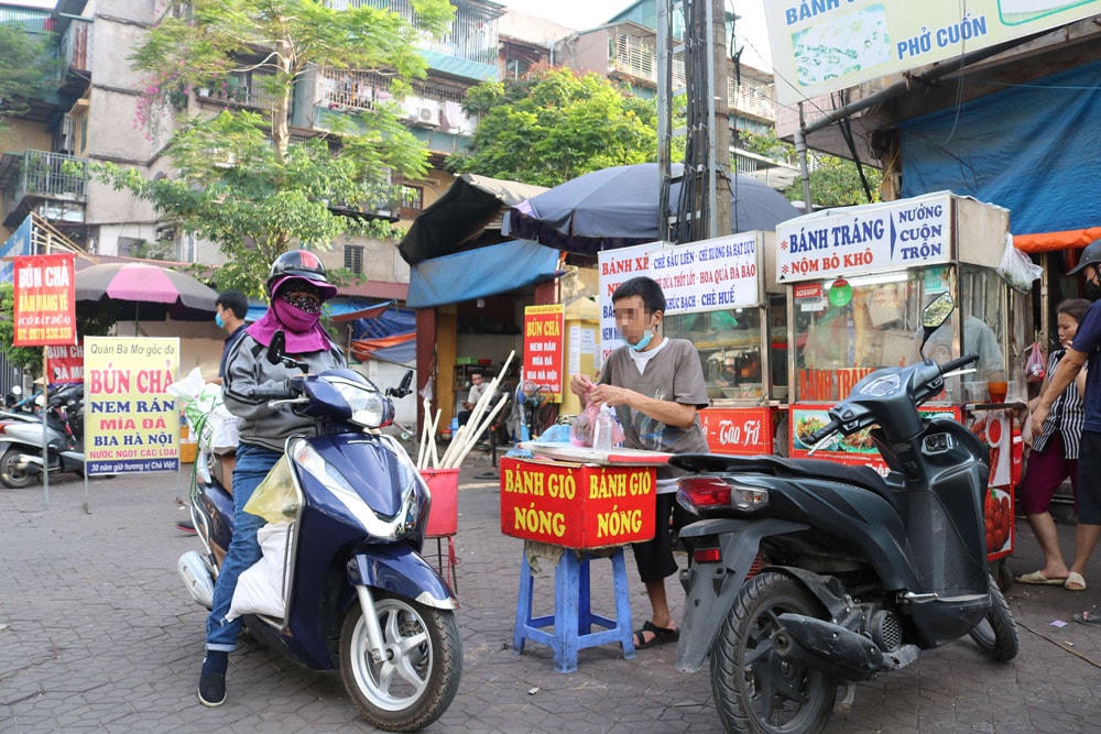 Nhiều người bán hàng “quên” kéo khẩu trang lên khi đang bán hàng cho khách.