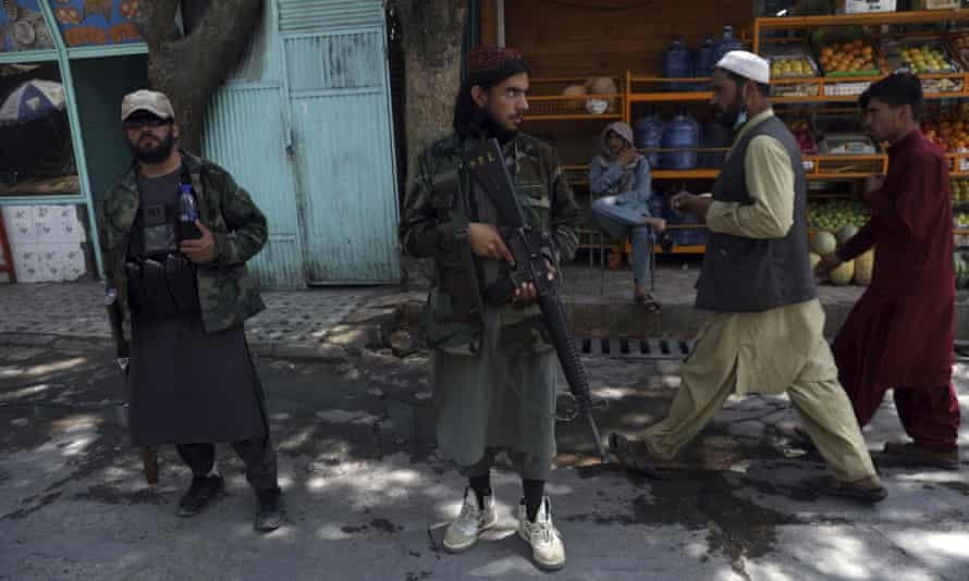 Các tay súng Taliban đứng gác tại một trạm kiểm soát ở khu phố Wazir Akbar Khan, gần sân bay Kabul. Ảnh: AP.