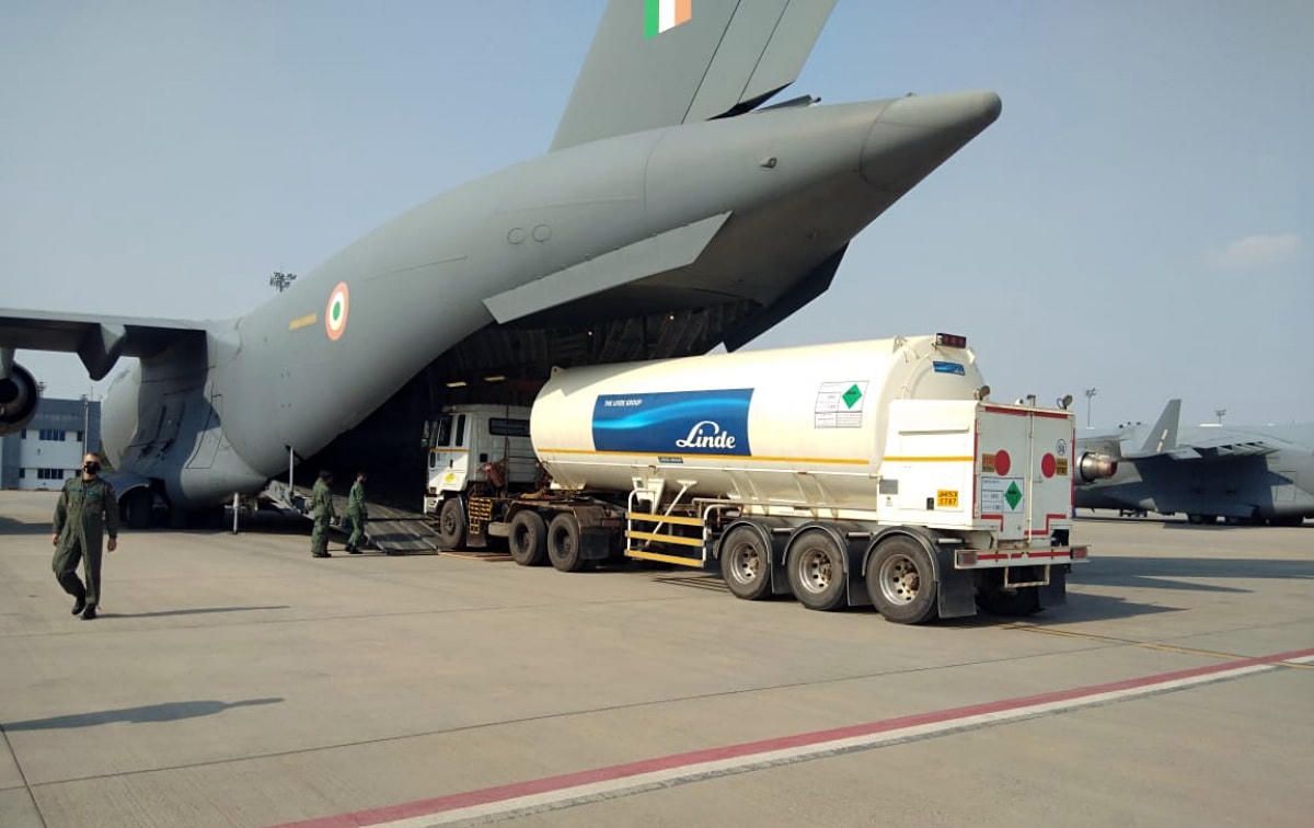 Máy bay vận tải C-17 của Không quân Ấn Độ đang tiếp nhận các bồn chứa oxy tại sân bay Changi Singapore.