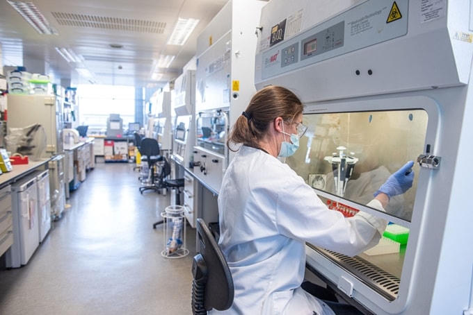 Một loại vaccine được cho rằng có khả năng ngừa biến thể mới của virus SAR-CoV-2 đã được phát triển bởi Đại học Oxford, Anh.  