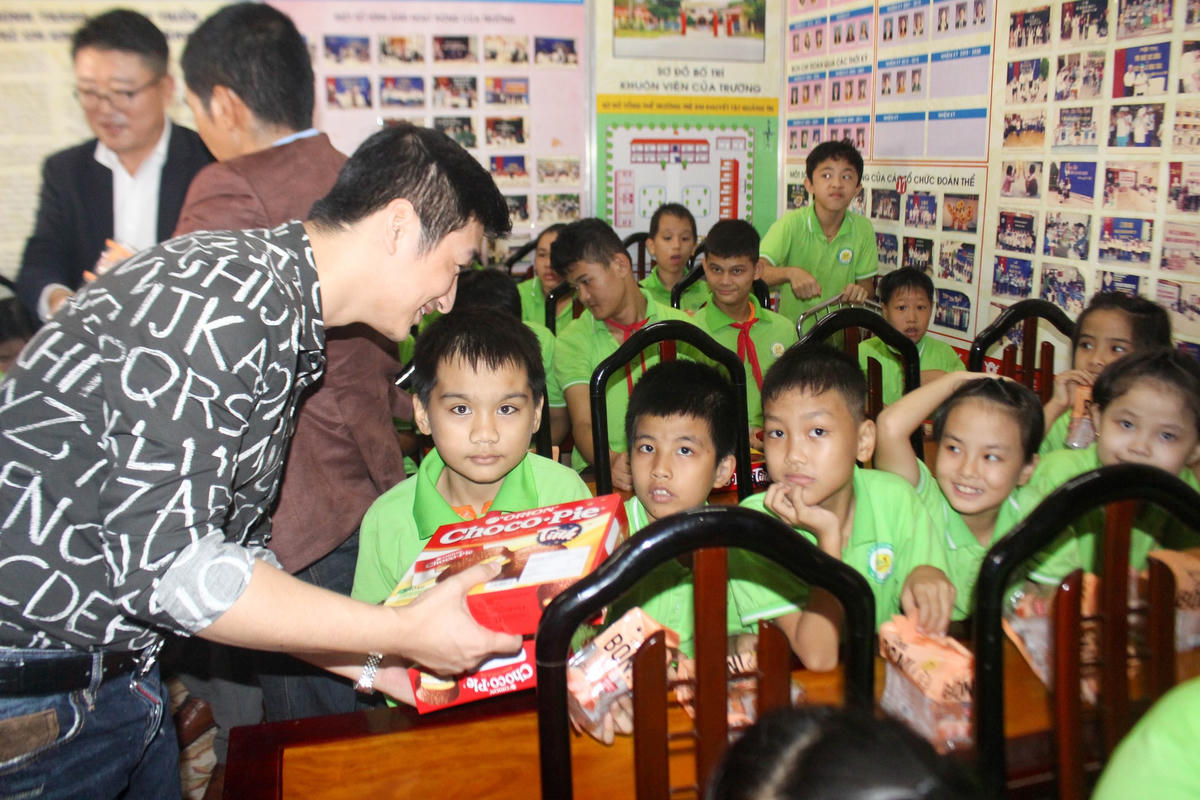 Đại diện Tập đoàn ORION trao quà cho các em học sinh tại Trường Trẻ em khuyết tật tỉnh Quảng Trị.