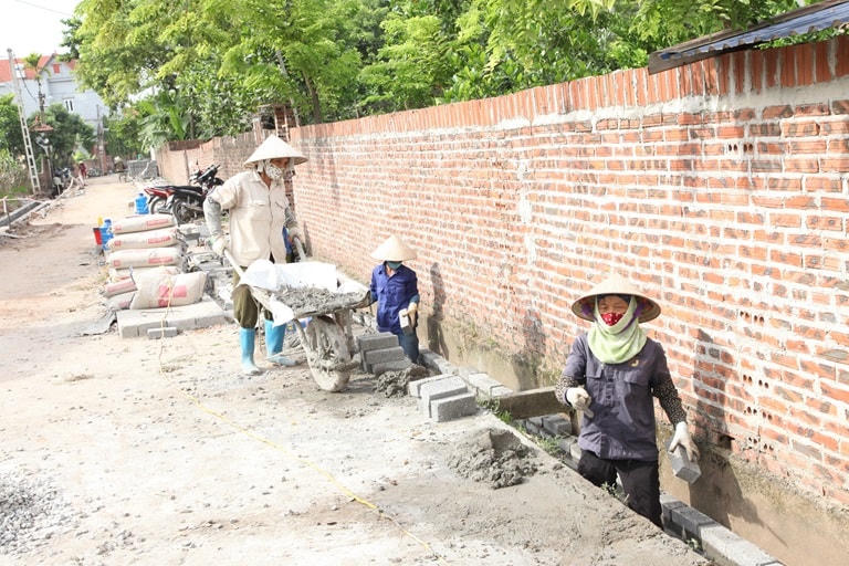 Xây dựng cống rãnh thoát nước thải theo chuẩn nông thôn mới nâng cao tại xã Liên Châu (Yên Lạc). Ảnh: Lưu Nhung.