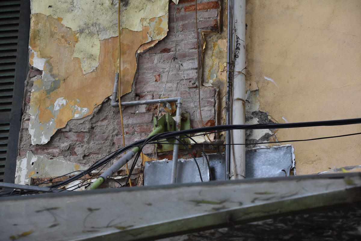 Người dân sống xung quanh khu vực này cho biết, cứ đến những ngày mưa gió là phần mái của ngôi nhà lại bị sập thêm một phần, gây mất an toàn với những hộ dân sống xung quanh.