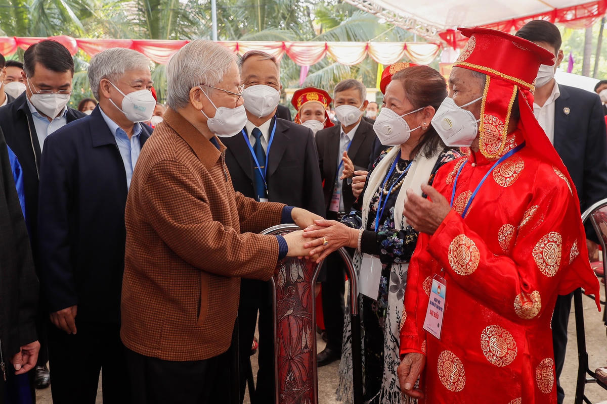 Tổng Bí thư Nguyễn Phú Trọng; Bí thư Trung ương Đảng, Chủ tịch UBTƯ MTTQ Việt Nam Đỗ Văn Chiến thăm hỏi người dân thôn 5 xã Yên Sở, huyện Hoài Đức, thành phố Hà Nội tại Ngày hội Đại đoàn kết .