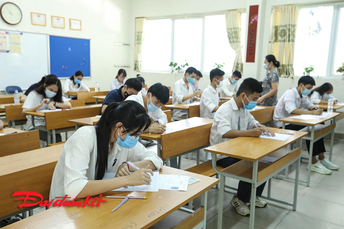 Thí sinh tham dự kỳ thi tốt nghiệp THPT năm 2020 môn ngữ Văn. Ảnh: Quang Vinh.