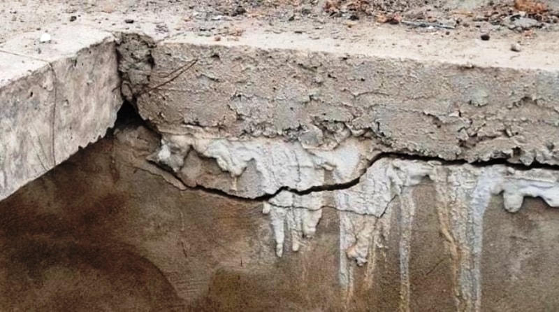 Mặc dù đang trong giai đoạn thi công, nhưng nhiều vị trí của dự án 49 tỷ này đã hư hỏng, nứt gãy.