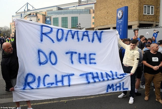 Cổ động viên Chelsea ủng hộ quyết định rút khỏi European Super League của Chủ tịch Roman Abramovich.