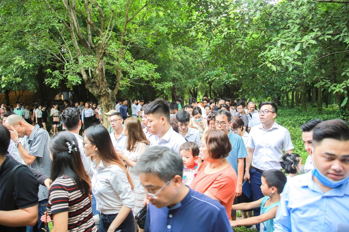 Chị Linh, một cư dân tại Ecopark xếp hàng 4 tiếng mới được vào xemnhà mẫu cho biết “Chị mua thêm một căn hộ Sky Oasis để đón ba mẹ đang ở phố cổ về đây sống cùng. Từ ngày về Ecopark, nhịp sống của gia đình chị thay đổi hẳn, chồng chị bất ngờ vì chị không còn ngủ nướng, sáng nào cũng dậy sớm cùng chồng con chạy bồ ven hồ.