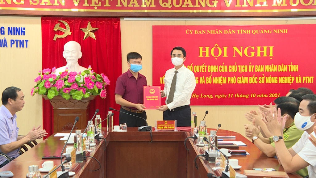 Ông Phạm Văn Thành, Phó Chủ tịch UBND tỉnh trao quyết định của Chủ tịch UBND tỉnh về việc điều động và bổ nhiệm Phó Giám đốc Sở NN& PTNT. Ảnh: QMG.