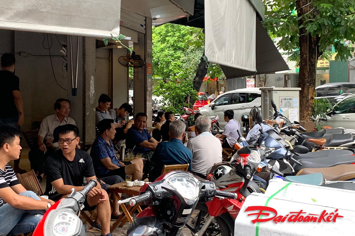 Nhiều quán cà phê rất đông mà khách hàng ngồi không có khoảng cách để đảm bảo an toàn trong phòng chống dịch.