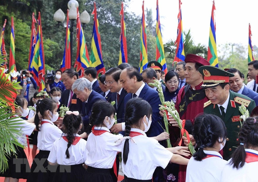 Chủ tịch nước Nguyễn Xuân Phúc cùng Lãnh đạo Đảng, Nhà nước với các thiếu nhi tại Khu Di tích lịch sử Quốc gia đặc biệt Đền Hùng (tỉnh Phú Thọ). (Ảnh: Thống Nhất/TTXVN).