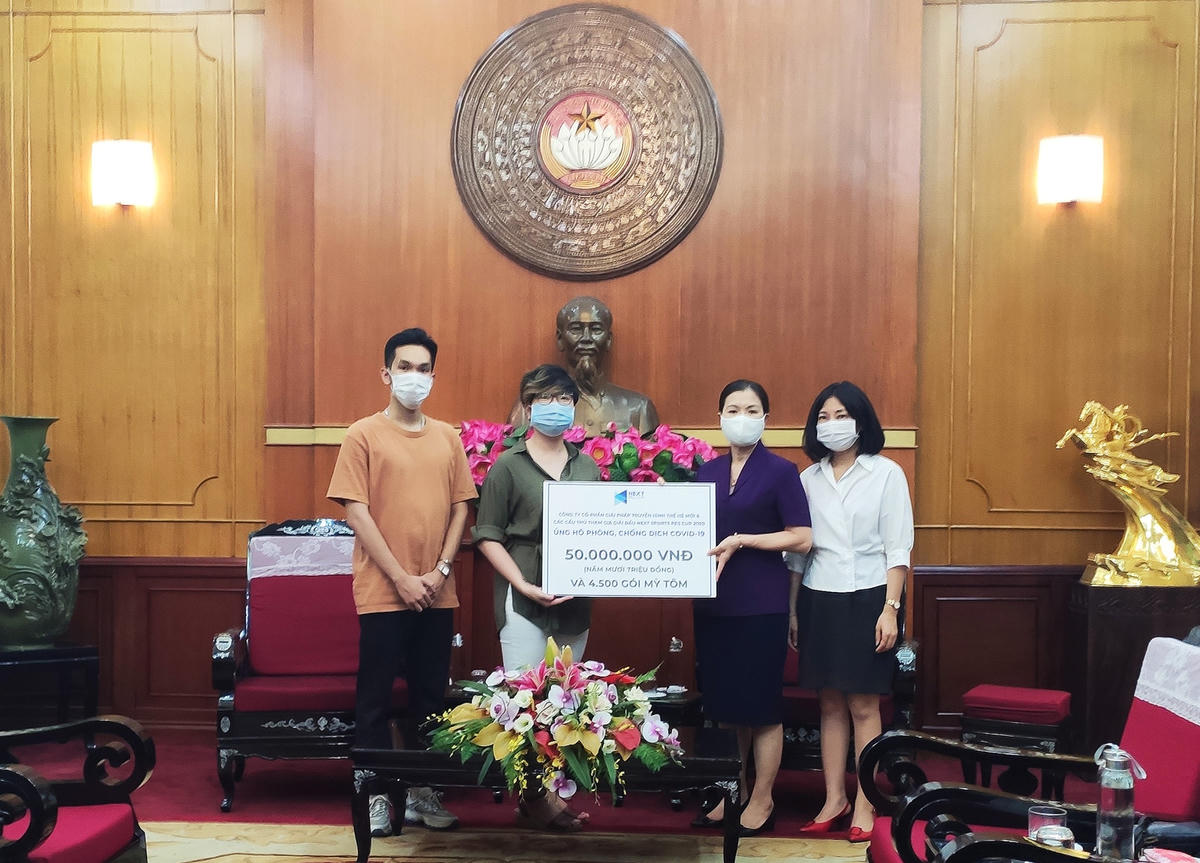 Phó Chủ tịch Trương Thị Ngọc Ánh tiếp nhận ủng hộ từ Công ty Cổ phần Next Media và các cầu thủ.