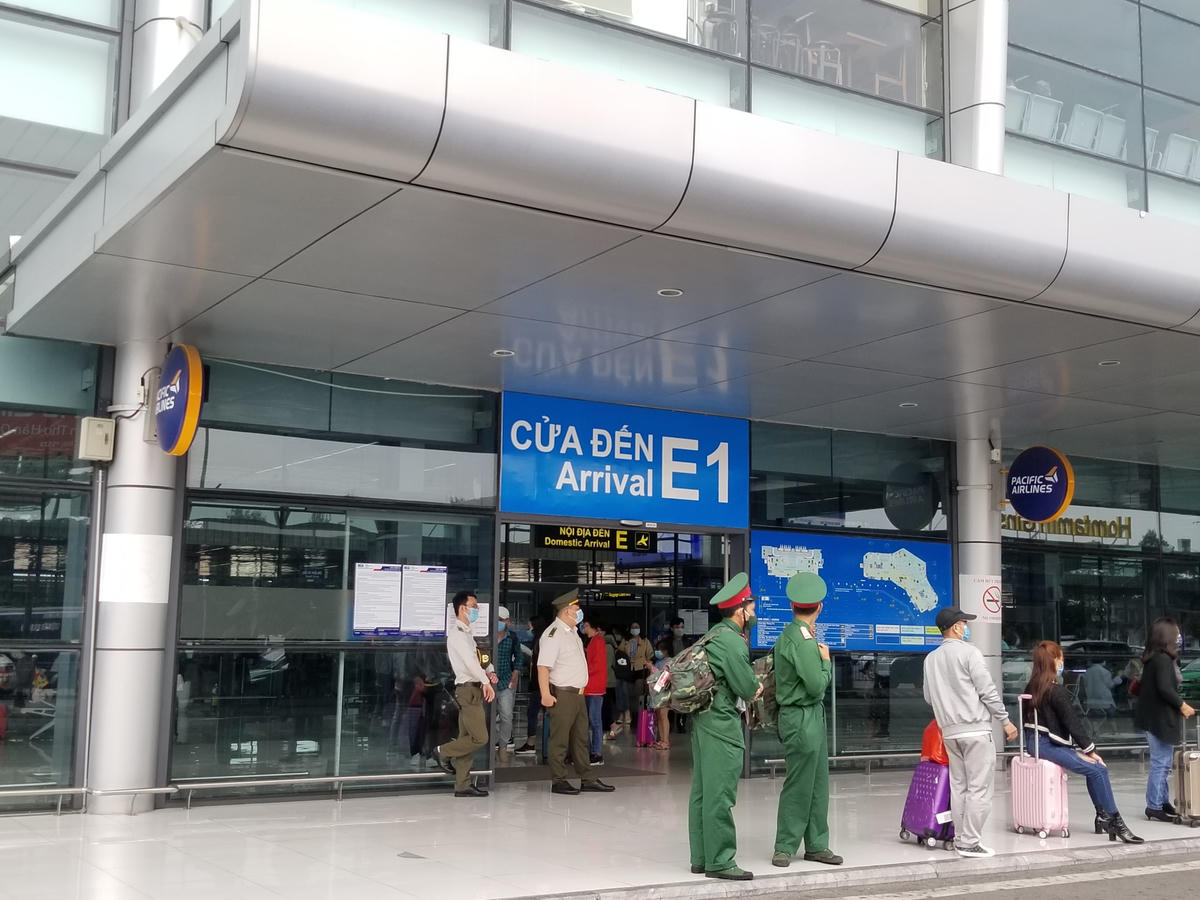 Sân bay Nội Bài vẫn đông hành khách sau kỳ nghỉ Tết, không có chuyện 'đóng cửa'