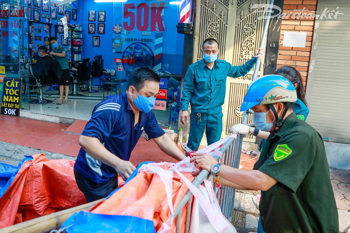 Từ 6h00 sáng phường Thanh Xuân Bắc, quận Thanh Xuân đã tiến hành gỡ 15 chốt cứng và 16 chốt xanh.