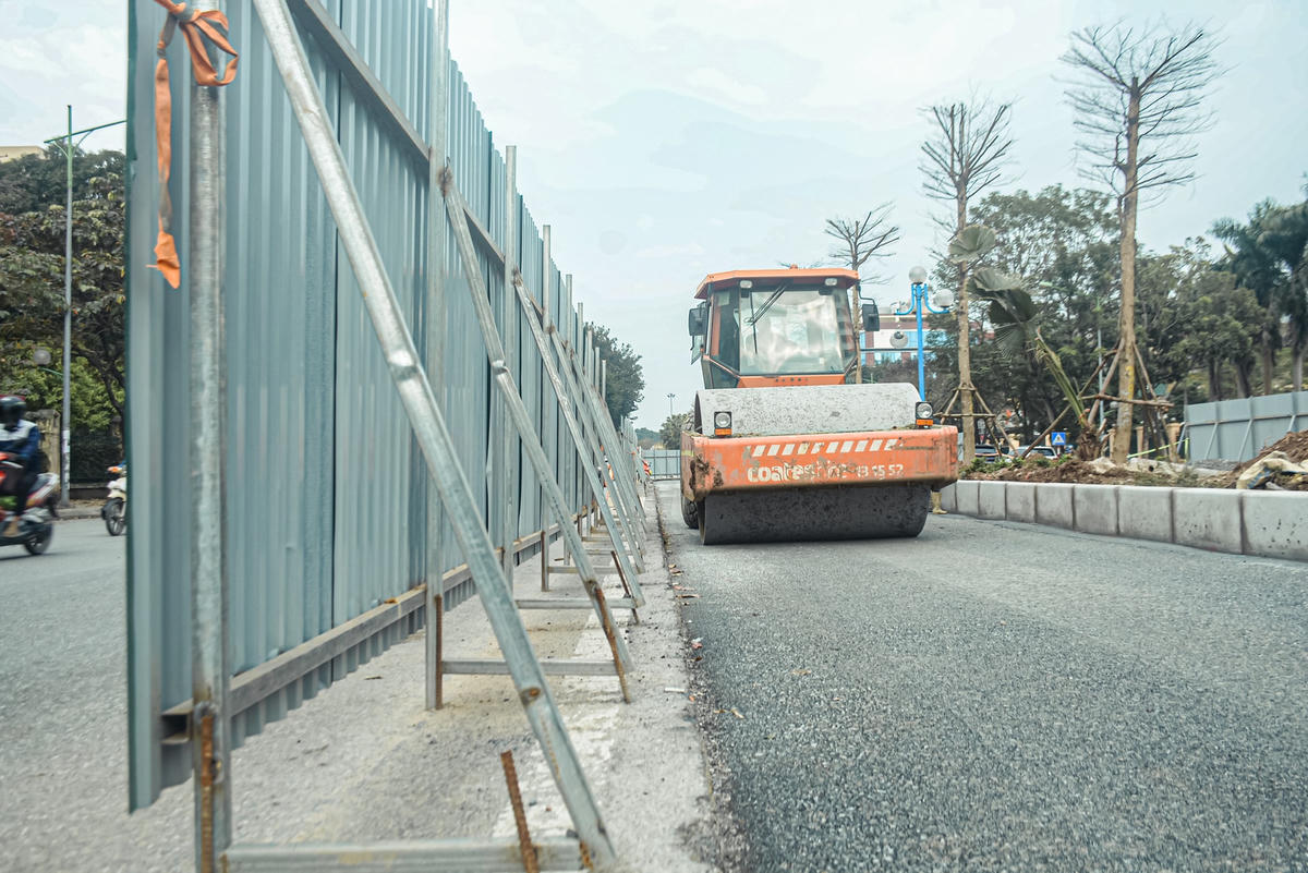 Trước khi xén dải phân cách giữa lòng đường Hoàng Quốc Việt chỉ có 6 làn xe, nhưng hiện nay đã được tăng lên thành 8 làn (tăng thêm 2 làn xe, mỗi chiều đường 1 làn - tương đương 4 mét được mở rộng mới).
