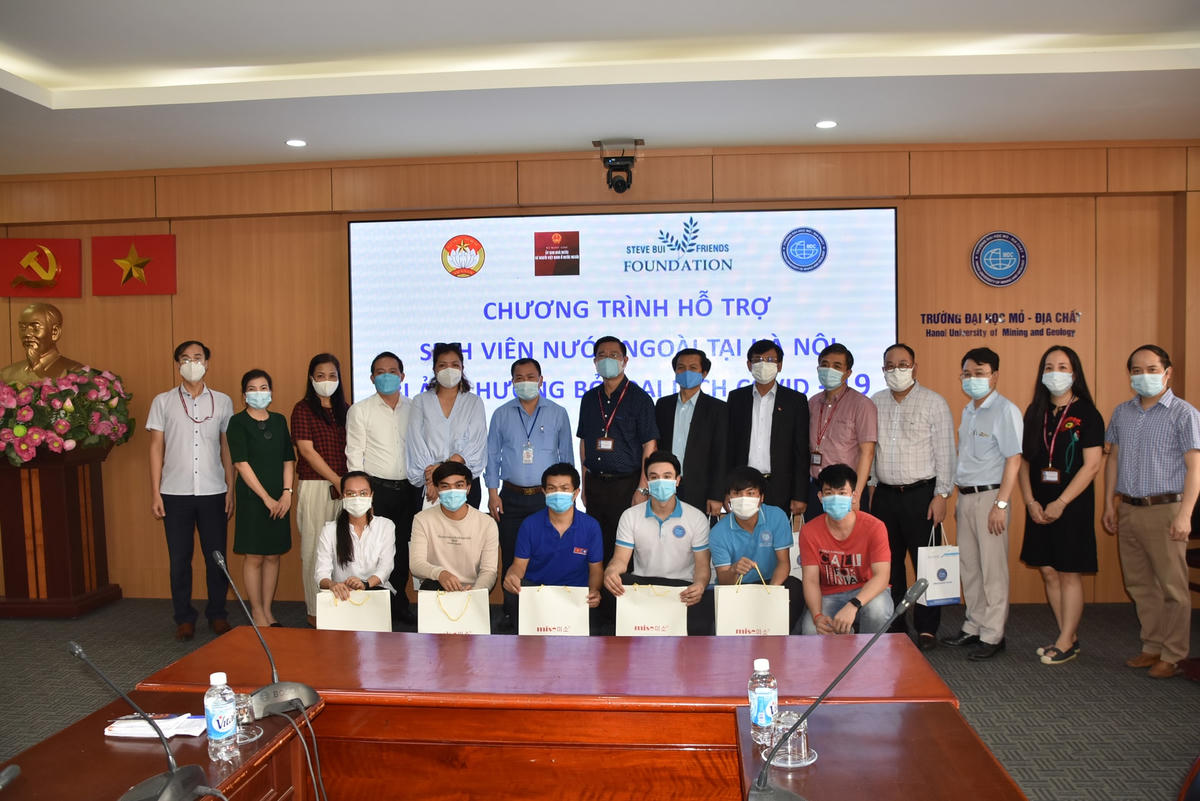Trao hỗ trợ cho các lưu học sinh tại Trường Đại học Mỏ - Địa chất.