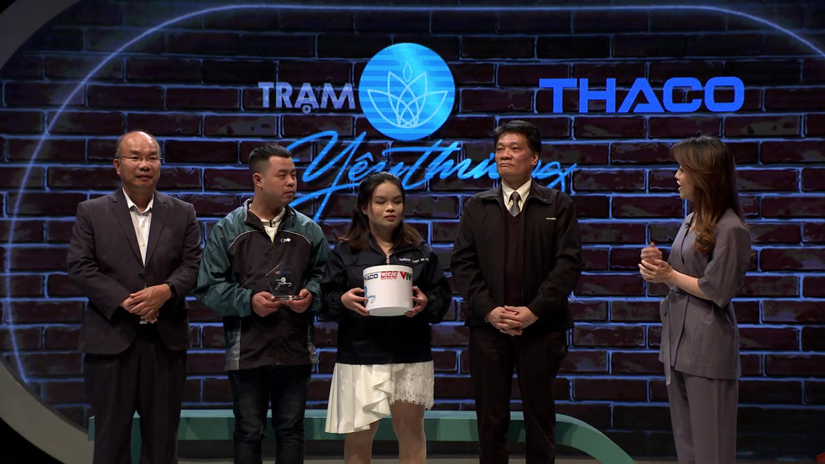 Vợ chồng anh Việt trao yêu thương bằng cách tặng phần quà của mình cho 1 cặp vợ chồng khiếm thị khác.