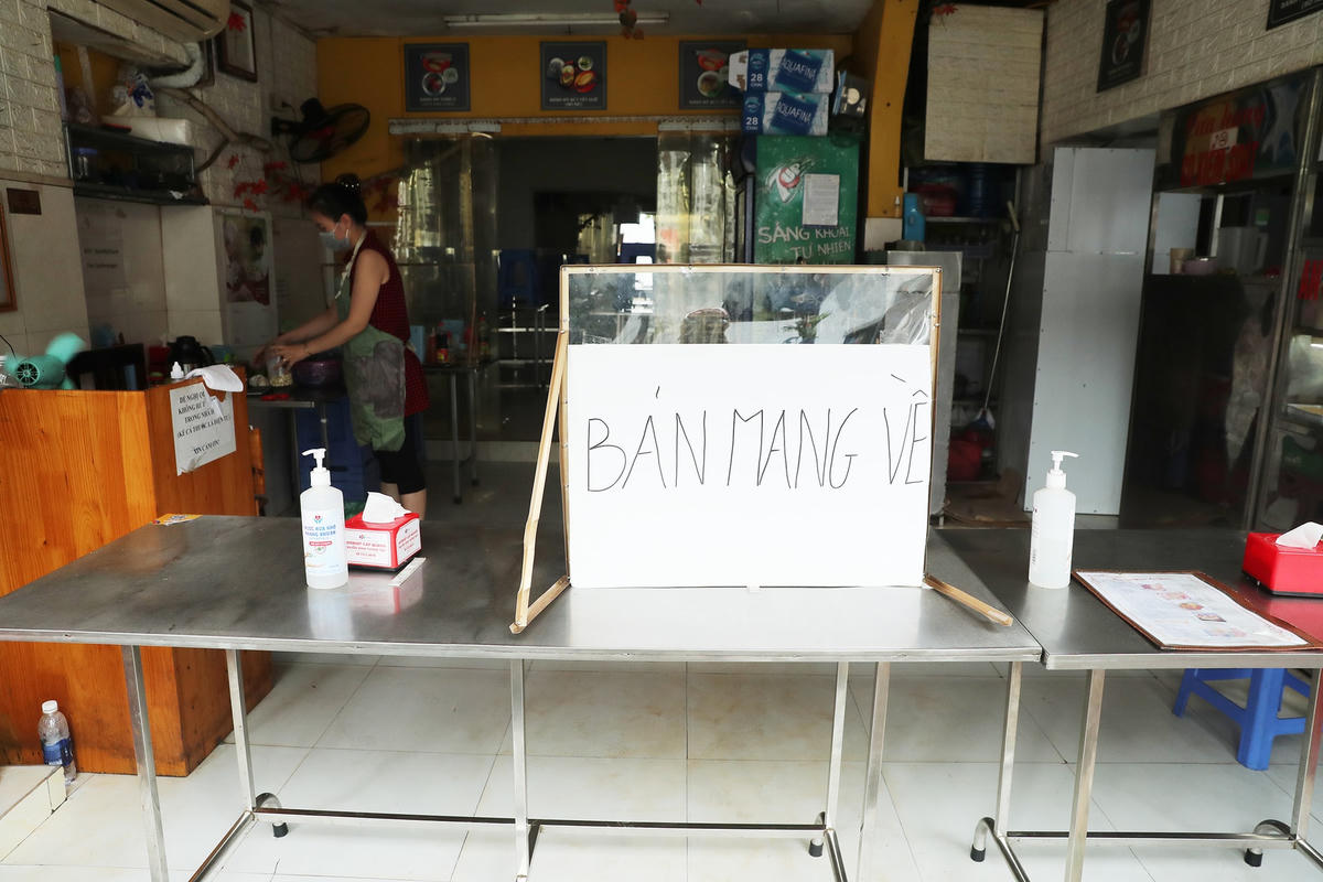 Các hàng quán trên địa bàn Hà Nội đã đóng cửa hoặc chỉ bán mang về.