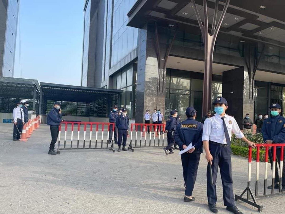 Lực lượng bảo vệ của Công ty Lạc Hồng chặn lối ra vào tầng hầm tòa nhà N01-T5 vào ngày 18/12