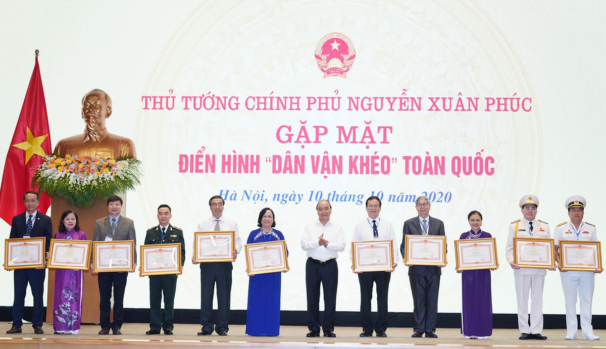 Thủ tướng Nguyễn Xuân Phúc trao Bằng khen cho các tập thể, cá nhân xuất sắc trong công tác dân vận. Ảnh: VGP/Quang Hiếu.