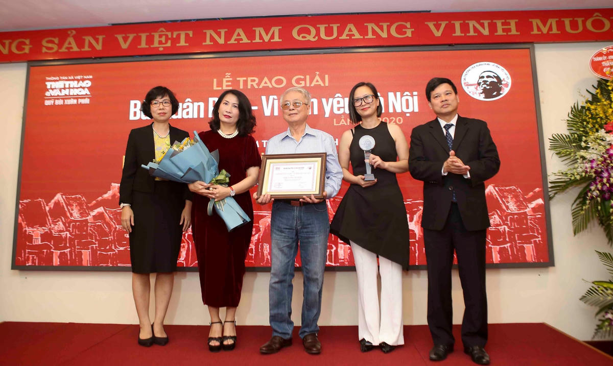 Một số tác giả nhận Giải thưởng. Ảnh: Thanh Tùng.