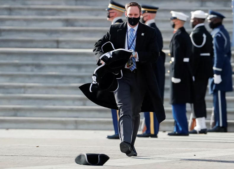 Một nhân viên nhặt mũ trong Lễ duyệt binh sau lễ nhậm chức của Tổng thống Joe Biden với tư cách là tổng thống thứ 46 của Mỹ.