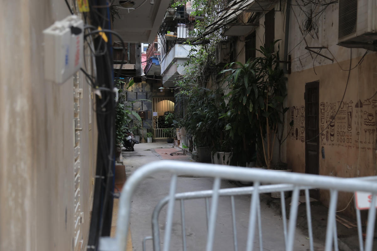 Cuộc sống của người dân trong ngõ cũng gặp nhiều xáo trộn.