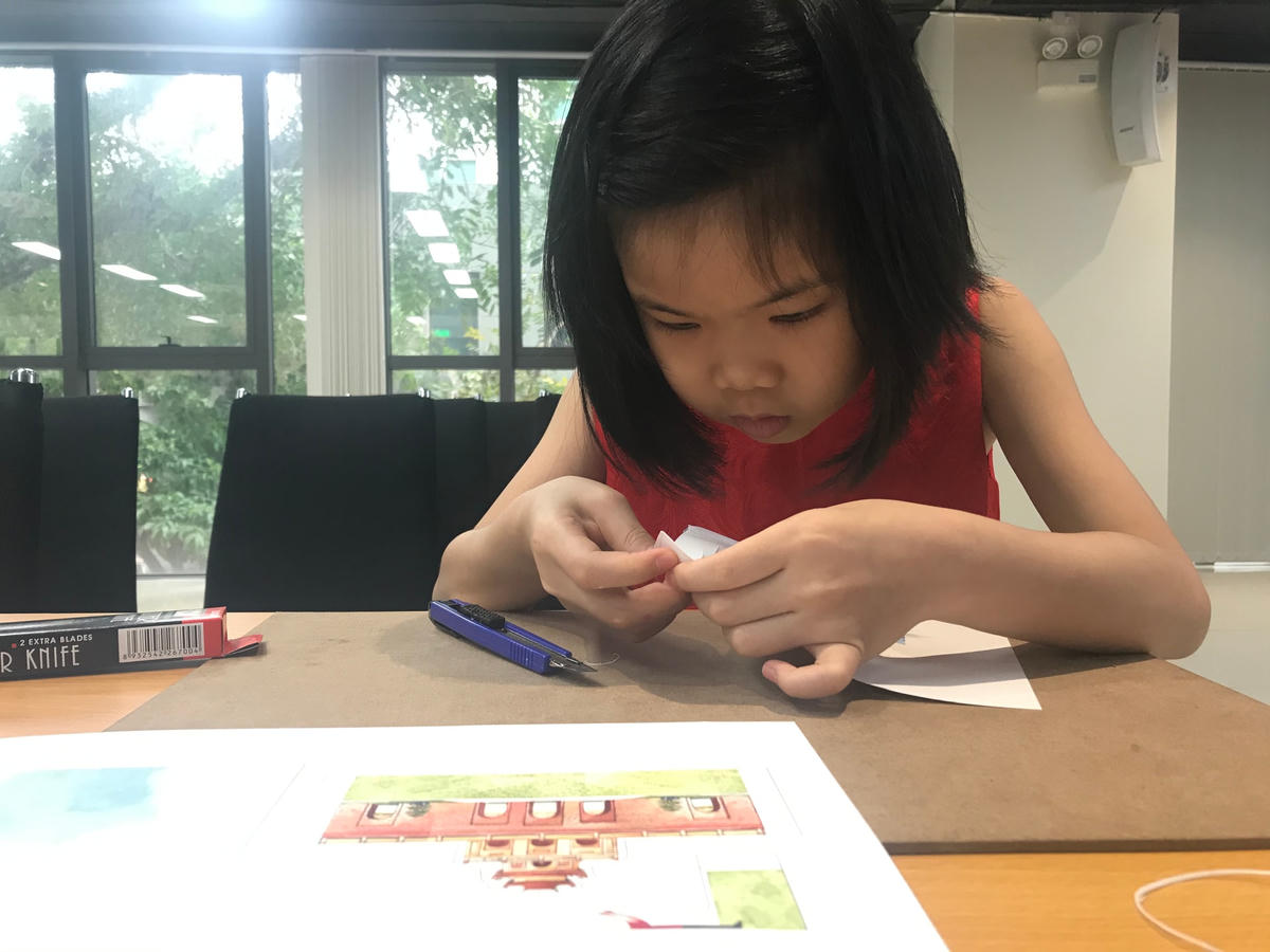 Cần tạo hứng thú cho con làm quen với sách.