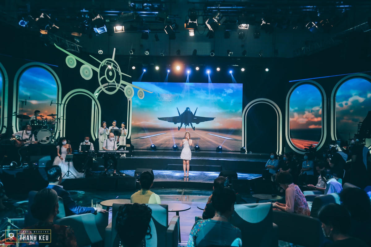 Ca khúc "Tình theo cánh sóng" do ca sĩ Dương Hoàng Yến trình bày. 