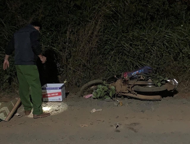 Lực lượng chức năng vẫn đang khám nghiệm hiện trường.  