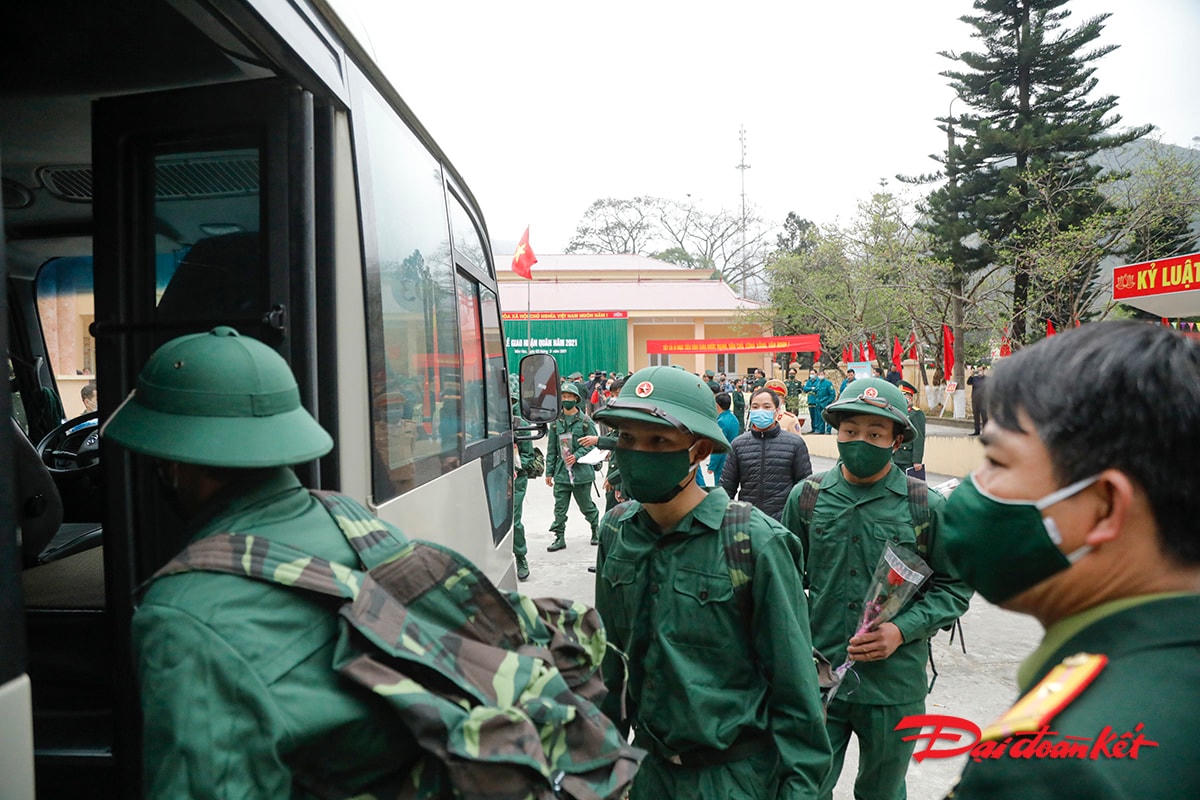 Các tân binh lên xe trở về đơn vị đóng quân.