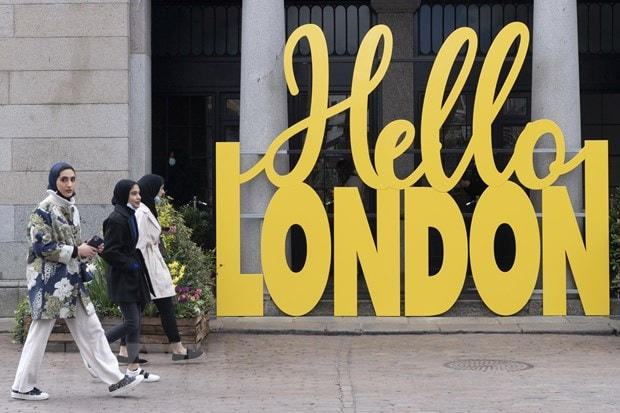Người dân đi dạo tại London, Anh, ngày 12/4/2021. (Ảnh: THX/TTXVN).