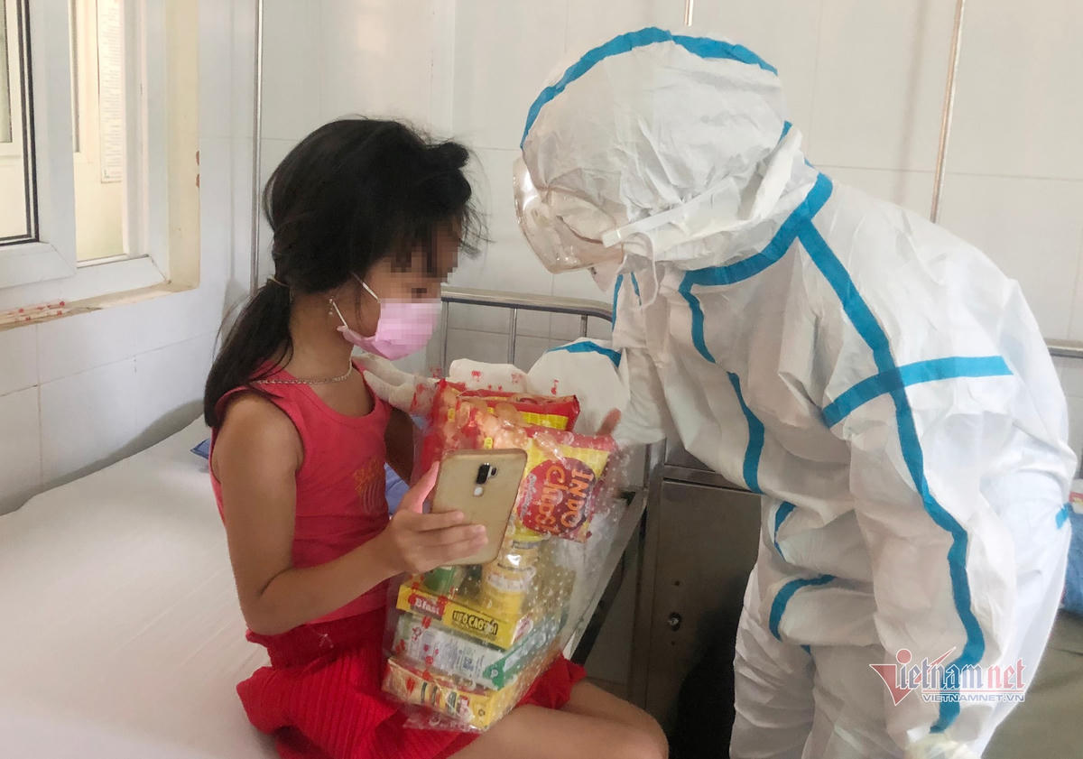 Tết thiếu nhi đặc biệt ở nơi điều trị bệnh nhân Covid-19