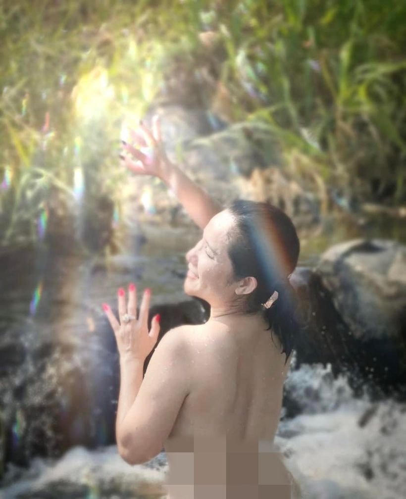 "Bà mối" Cát Tường khoe ảnh "tắm tiên" bên suối gây bão mạng.