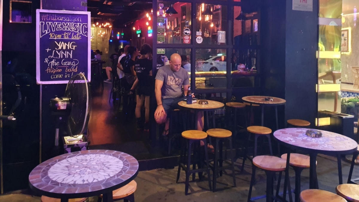 Một số quán bar có khách nhưng không đảm bảo khoảng cách tối thiểu.