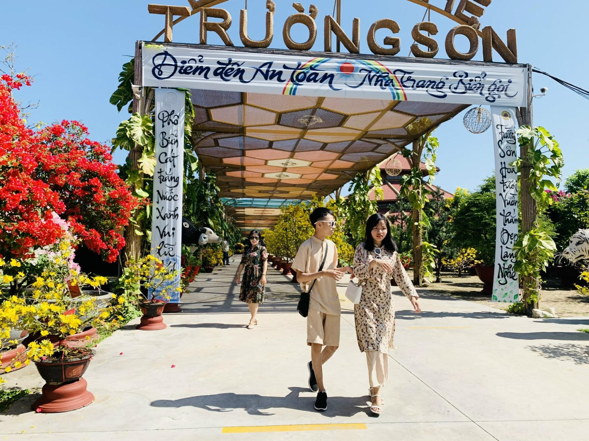  Du khách tham quan  tại Làng nghê Trường Sơn, TP Nha Trang ngày một  đông.
