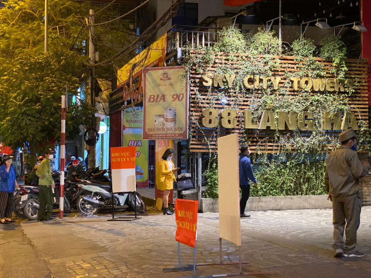 [ẢNH] Xuyên đêm lấy mẫu xét nghiệm Covid-19 cho cư dân chung cư 88 Láng Hạ