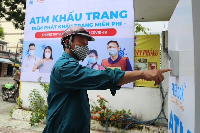Người dân đến lấy khẩu trang tại ATM khẩu trang miễn phí. Ảnh: Plo.vn.