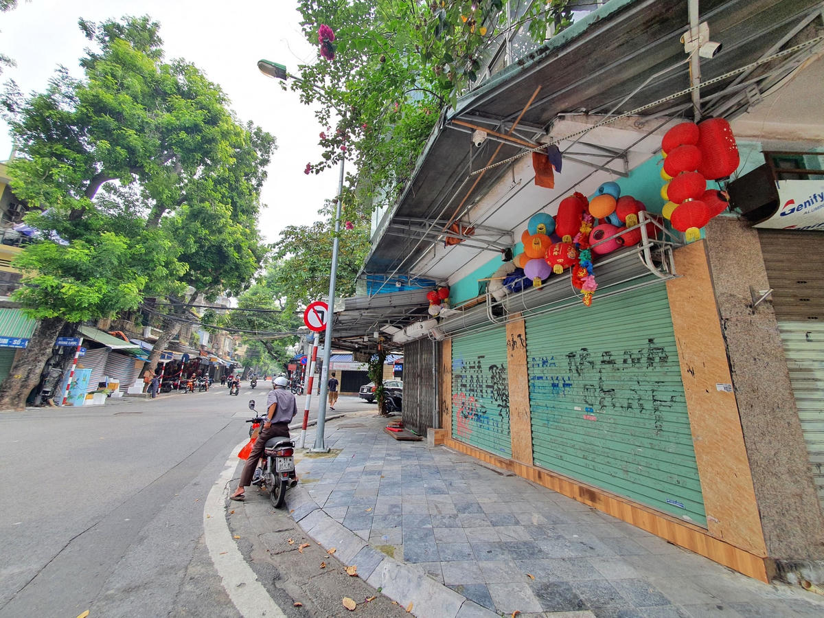 Trái với khung cảnh tập nập, đông đúc như mọi năm, năm nay phố Hàng Mã trở nên đìu hiu, vẳng vẻ.