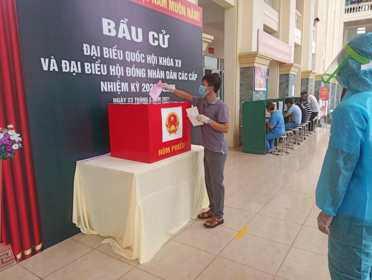 Người dân nhận phiếu cử tri, nhận phiếu bầu, bầu xong bỏ vào thùng phiếu, sau đó bỏ thước, bút, găng tay vào thùng rác và đi về phòng. Ảnh: Đại uý Lê Đức Thiện.