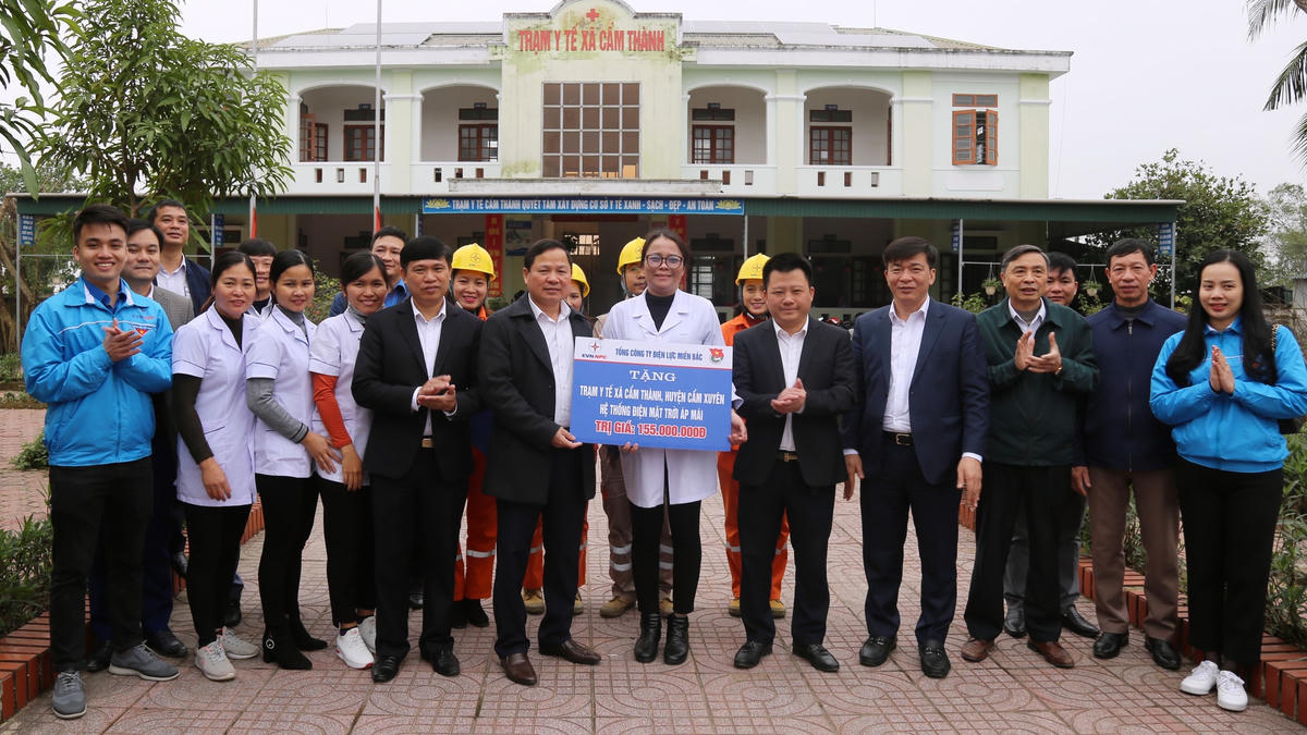 EVNNPC trao tặng hệ thống điện mặt trời mái nhà cho Trạm Y tế xã Cẩm Thành.