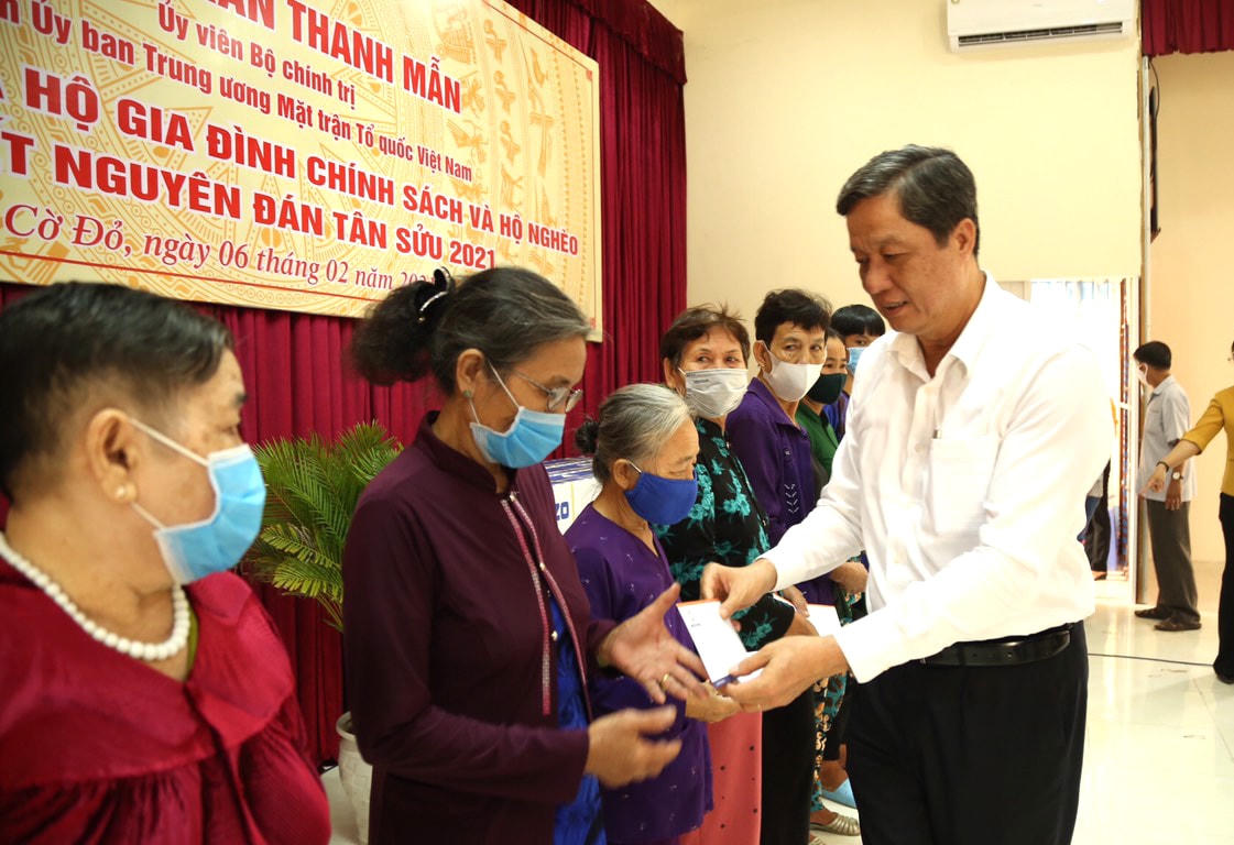 Ông Phạm Văn Hiểu trao quà Tết cho các hộ nghèo.