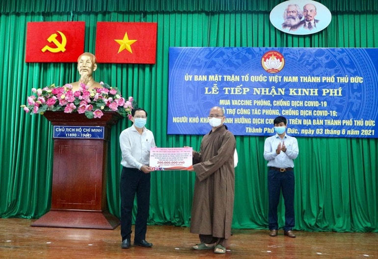 Đại đức Thích Minh Đạo trao tặng 200 triệu cho Quỹ phòng, chống Covid-19.