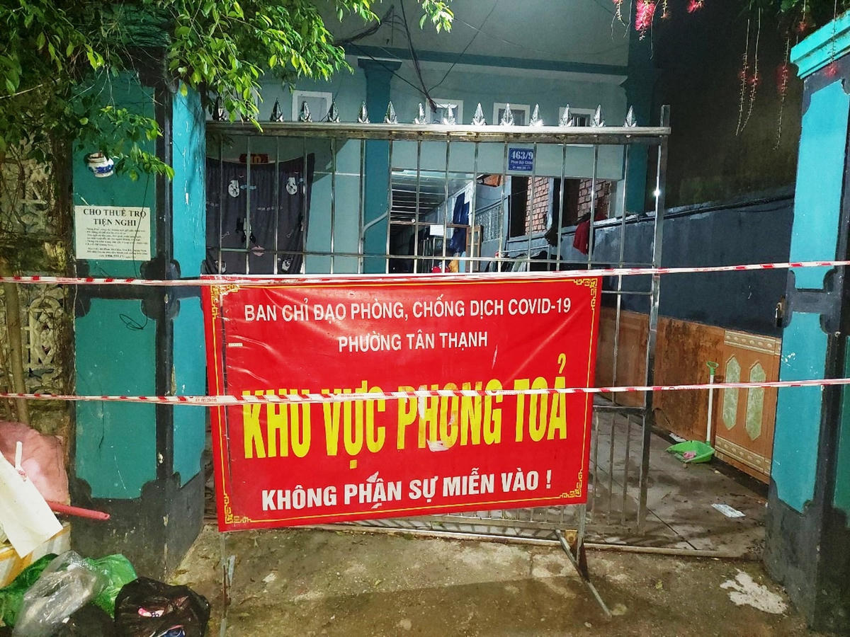 Một nhà bệnh nhân mắc Covid-19 ở TP Tam Kỳ phong tỏa.   