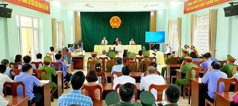 Quang cảnh phiên tòa xét xử sơ thẩm Voòng A Sủi cùng đồng phạm.