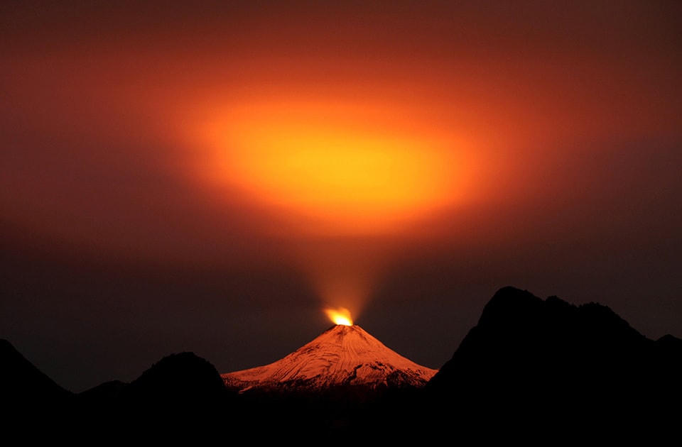 ​6. Núi lửa Villarrica nhìn vào ban đêm ở Pucón, Chile, ngày 10 tháng 05 năm 2015. Núi Villarrica, nằm gần khu du lịch nổi tiếng của Pucon, là một trong những núi hoạt động nhiều nhất tại Nam Mỹ. Ảnh Cristobal Saavedra / Reuters. 