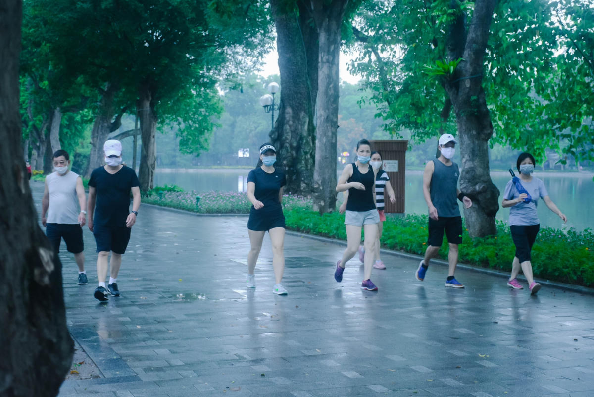 6h sáng 9/7, sau lệnh cấm từ 18h00 ngày 8/7 tạm dừng các hoạt động thể dục, thể thao ngoài trời, vẫn có nhiều người tập thể, thể thao ngoài trời tại Hồ Gươm.