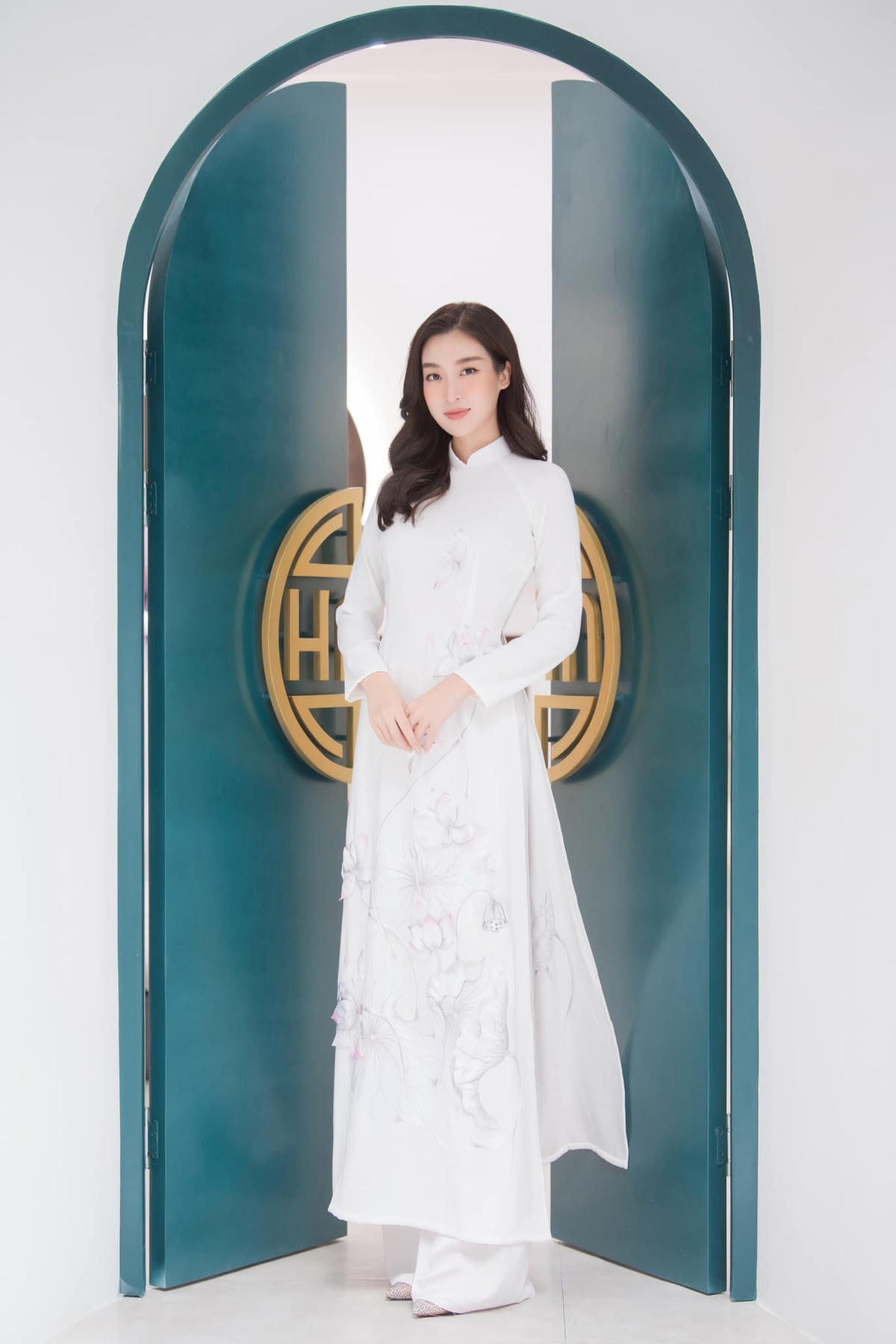 Hoa hậu Đỗ Mỹ Linh nhận cơn mưa lời khen khi có phong cách ăn mặc thanh lịch, kín đáo.